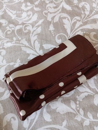 Pañuelo satinado lunares marrón y blanco