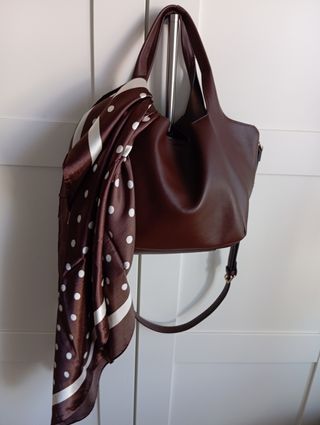 Pañuelo satinado lunares marrón y blanco