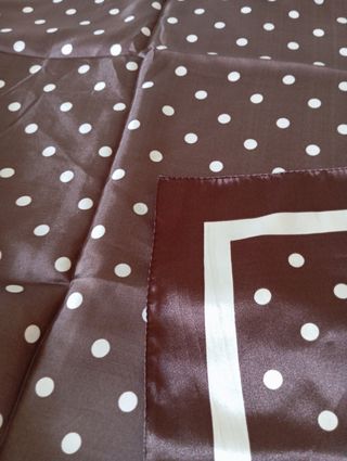 Pañuelo satinado lunares marrón y blanco