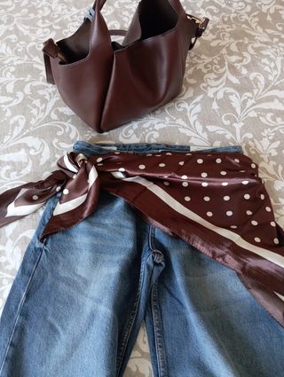 Pañuelo satinado lunares marrón y blanco