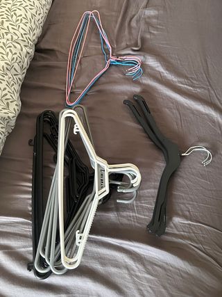 Lote de Perchas de Plástico Variadas