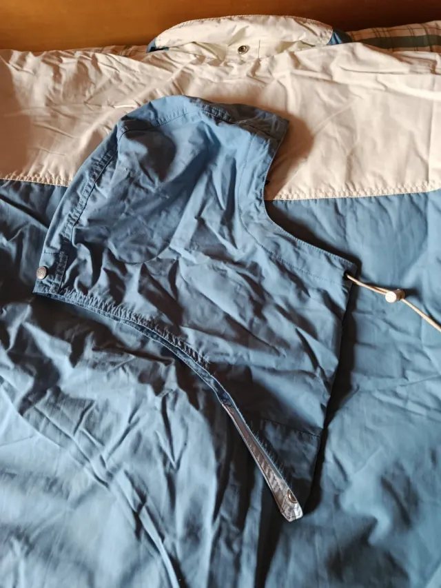 Chaqueta de esquí azul y blanca