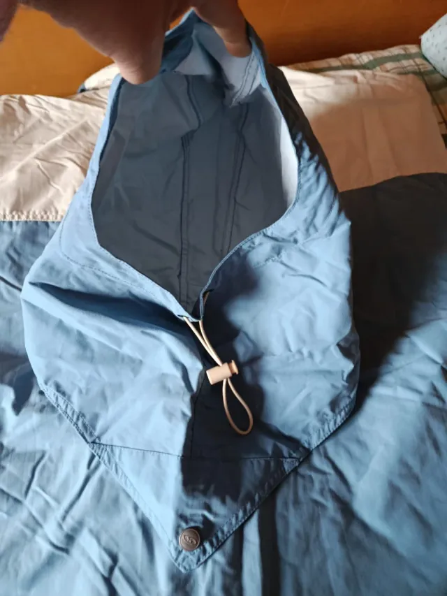 Chaqueta de esquí azul y blanca