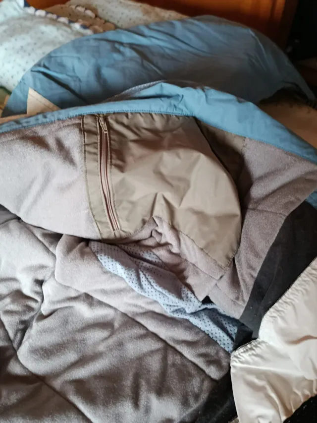 Chaqueta de esquí azul y blanca