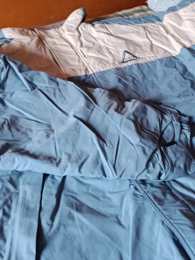 Chaqueta de esquí azul y blanca