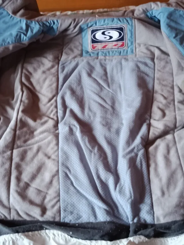 Chaqueta de esquí azul y blanca