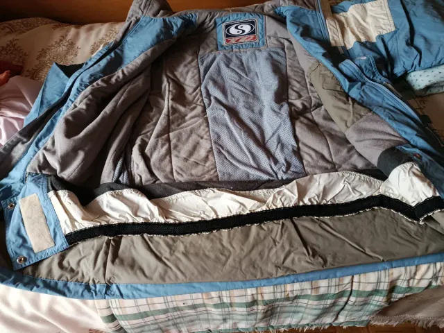 Chaqueta de esquí azul y blanca
