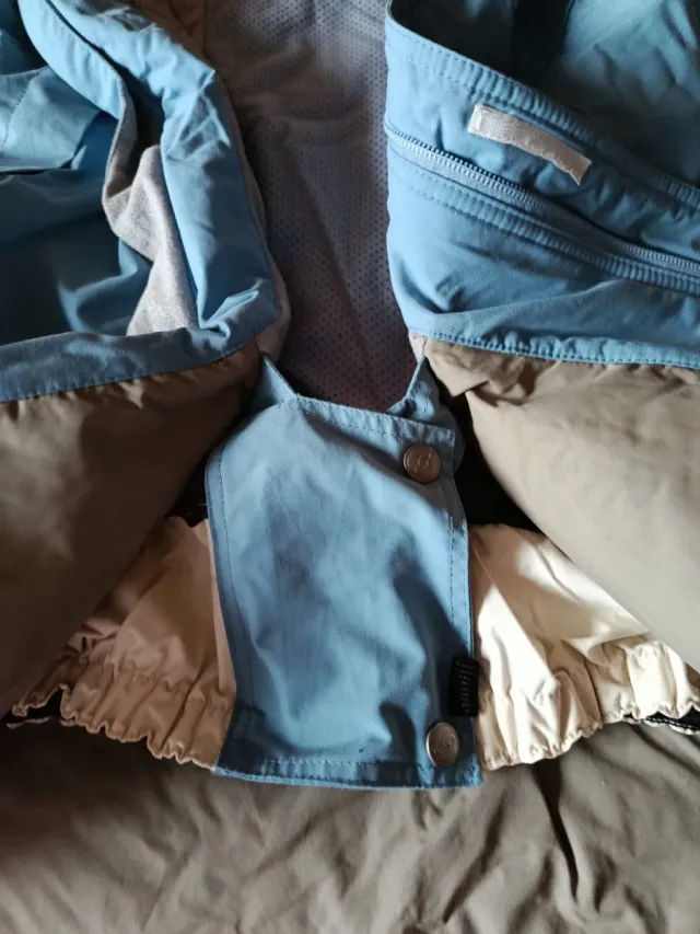 Chaqueta de esquí azul y blanca