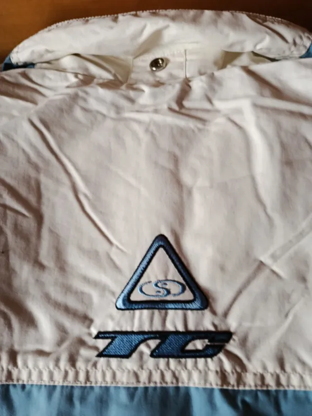 Chaqueta de esquí azul y blanca