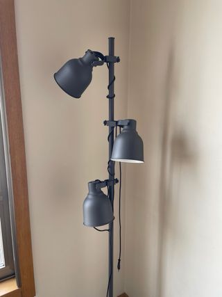 Lámpara de pie Ikea negra