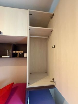 Cama nido con muebles y colchones.