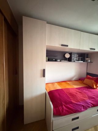 Cama nido con muebles y colchones.