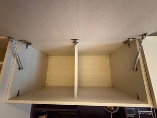 Cama nido con muebles y colchones.