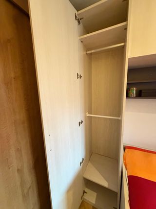 Cama nido con muebles y colchones.