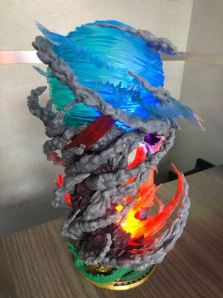 Figura Goku Super Saiyan con Luz LED