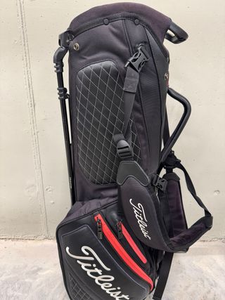 Bolsa de golf Titleist negra y roja