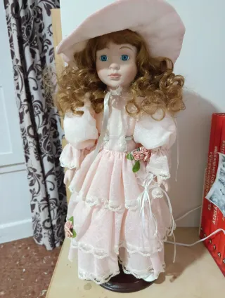 Muñeca de porcelana vintage vestido rosa