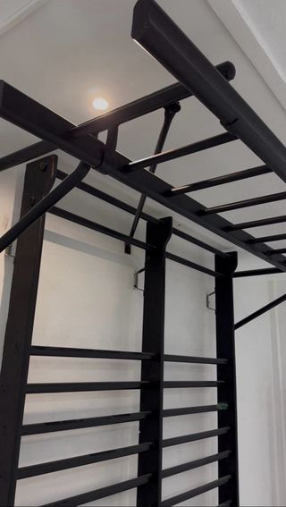 Espaldera negra con soporte de dominadas