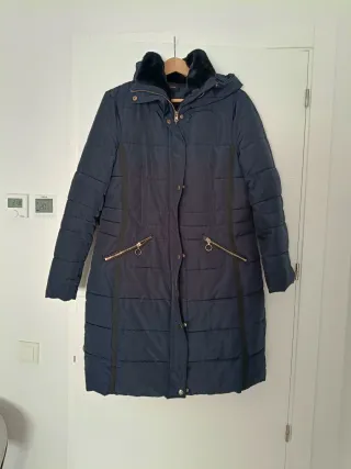 Abrigo acolchado tres cuartos azul