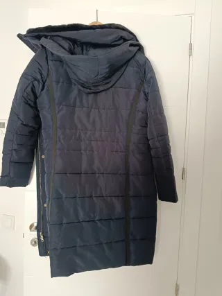 Abrigo acolchado tres cuartos azul