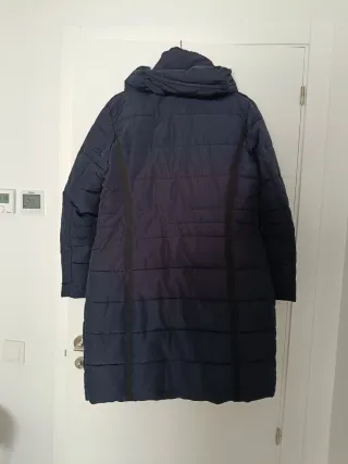 Abrigo acolchado tres cuartos azul