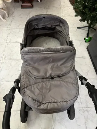 Carrito convertible de bebé gris con estampado