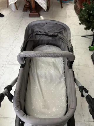 Carrito convertible de bebé gris con estampado