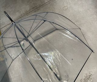 Paraguas Cacharel Transparente Ribete Negro.