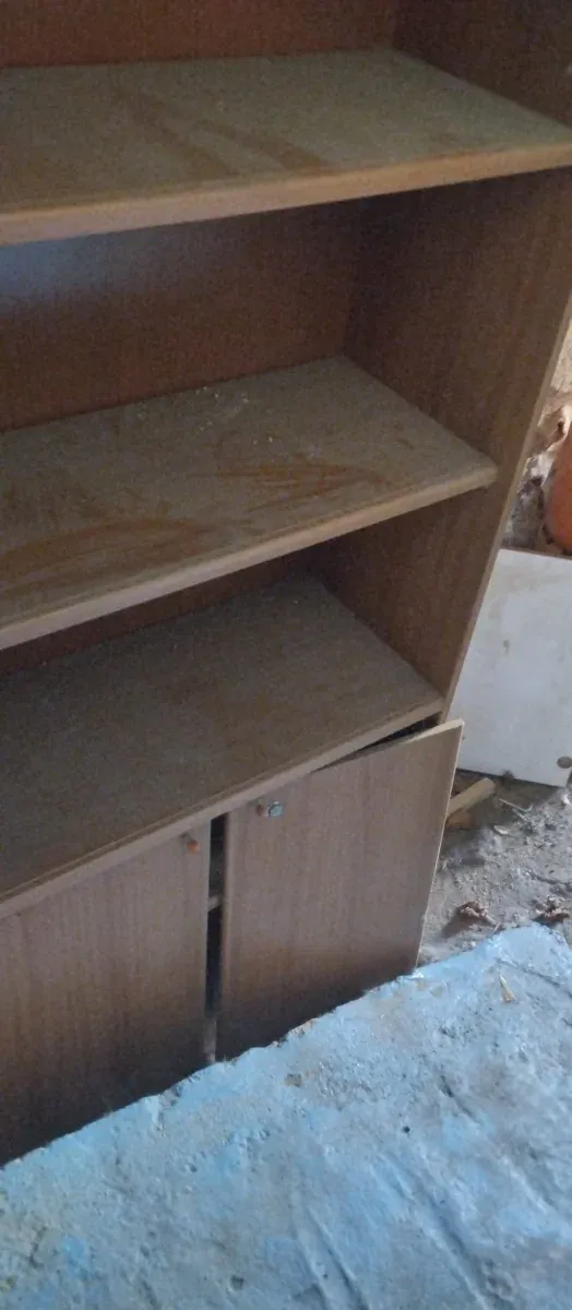 Armario de madera marrón