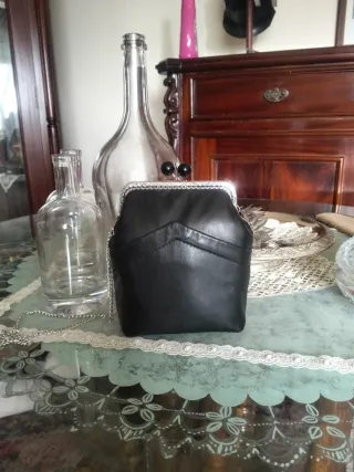 Borsetta in pelle nera cucita a mano