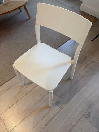 Silla Ikea blanca de plástico