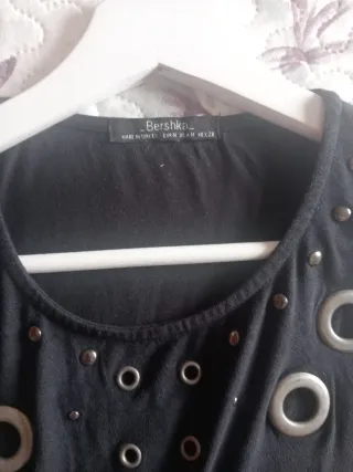 Camiseta Bershka tachuelas negra Talla M