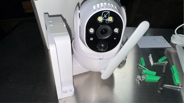 Telecamera di sicurezza con pannello solare senza marca