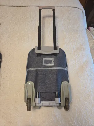 Maleta de cabina gris y plateada.