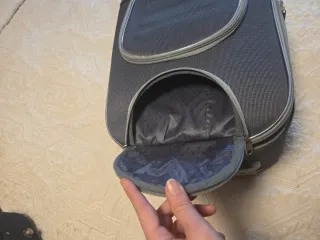 Maleta de cabina gris y plateada.