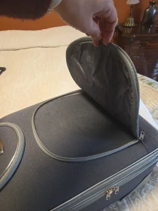 Maleta de cabina gris y plateada.