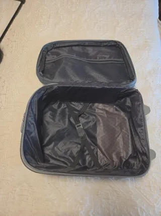 Maleta de cabina gris y plateada.