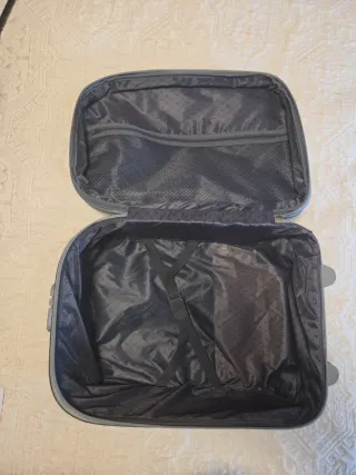 Maleta de cabina gris y plateada.