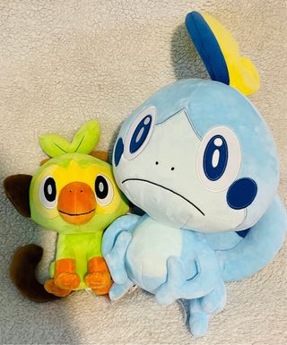 Peluche Pokémon Center Japón Grookey e Sobble