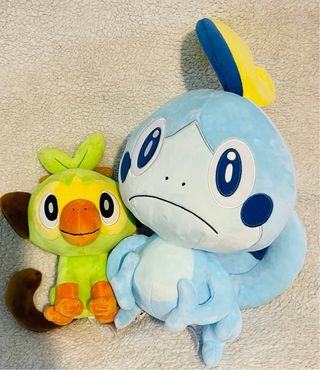 Peluche Pokémon Center Japón Grookey e Sobble