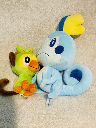 Peluche Pokémon Center Japón Grookey e Sobble