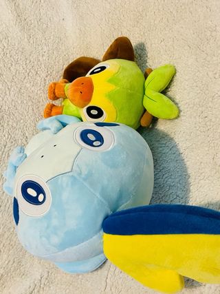 Peluche Pokémon Center Japón Grookey e Sobble