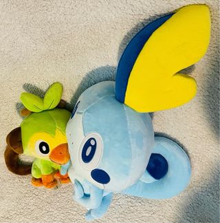 Peluche Pokémon Center Japón Grookey e Sobble