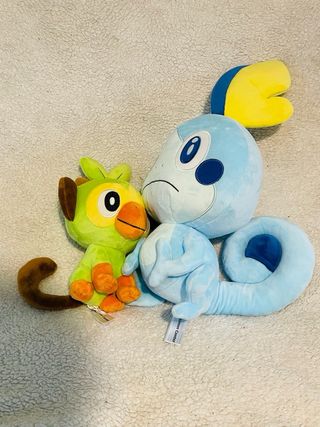 Peluche Pokémon Center Japón Grookey e Sobble