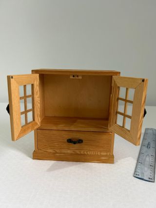 Armario de madera con puertas de cristal