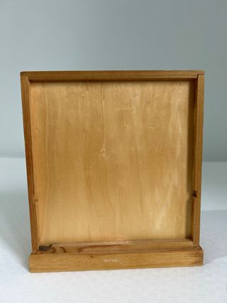 Armario de madera con puertas de cristal