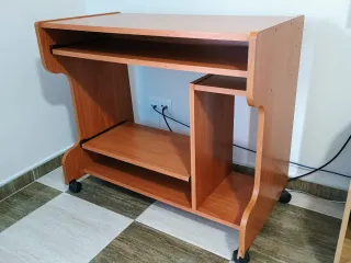 Mesa de ordenador con ruedas