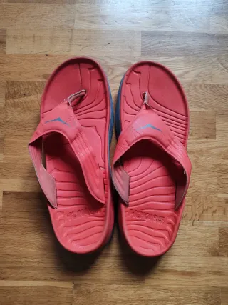 Chanclas Hoka Rosa y Gris