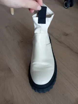 Botines Zara blancos con suela negra