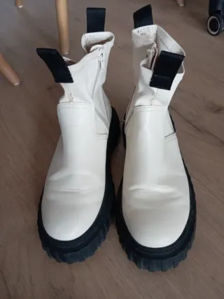 Botines Zara blancos con suela negra